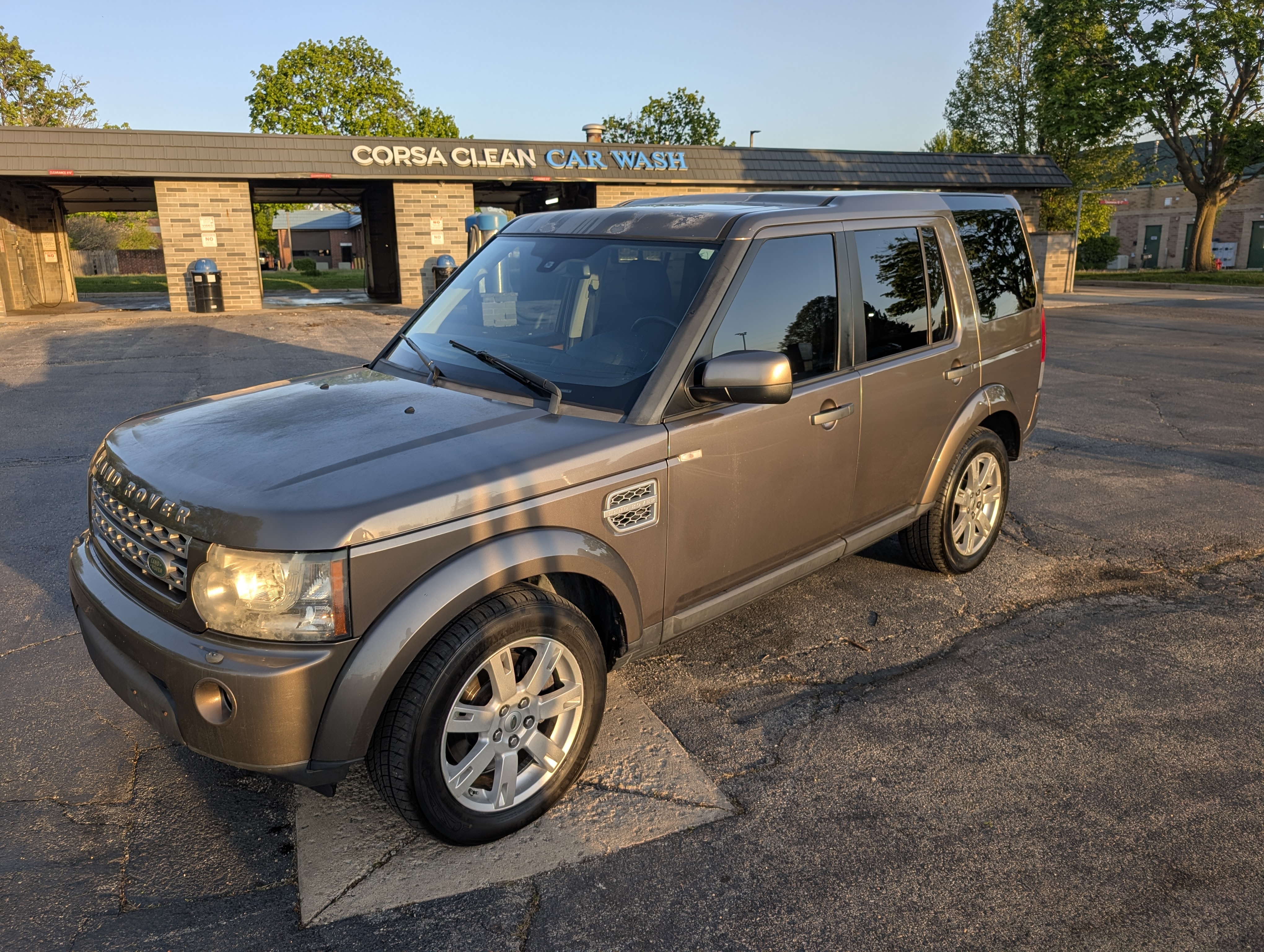 Used 2010 Land Rover LR4 AWD/4WD image 2