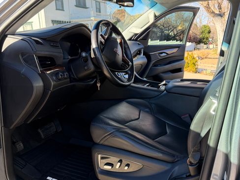 Used 2018 Cadillac Escalade Luxury image 4