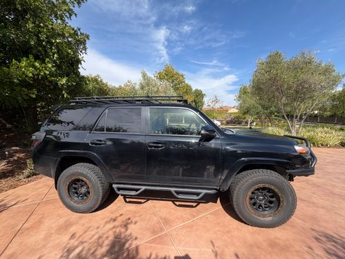Used 2017 Toyota 4Runner TRD Off-Road Premium AWD/4WD image 2