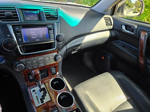 Used 2013 Toyota Highlander Limited image 11