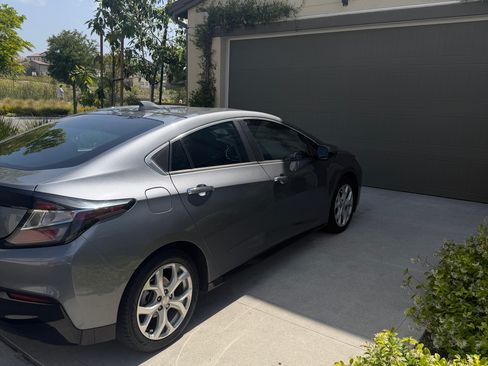 Used 2019 Chevrolet Volt Premier w/ Driver Confidence II Package FWD image 4