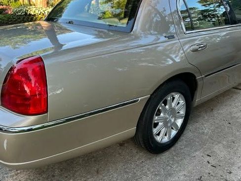 Used 2010 Lincoln Town Car Signature Limited RWD image 4