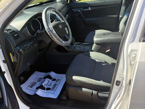 Used 2013 Kia Sorento LX w/ Convenience Pkg image 6