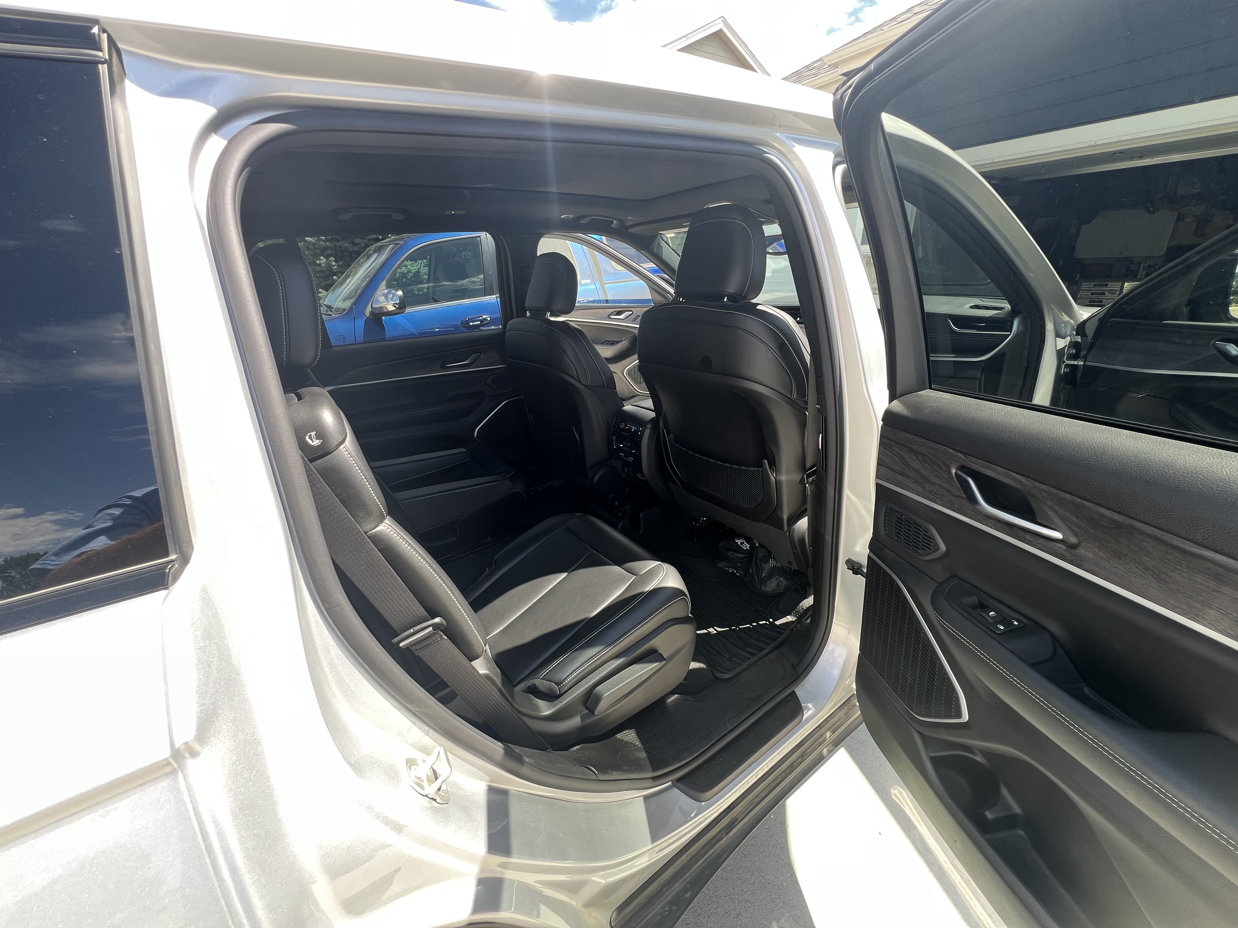 Used 2024 Jeep Grand Cherokee L Limited w/ Black Appearance Package AWD/4WD image 10