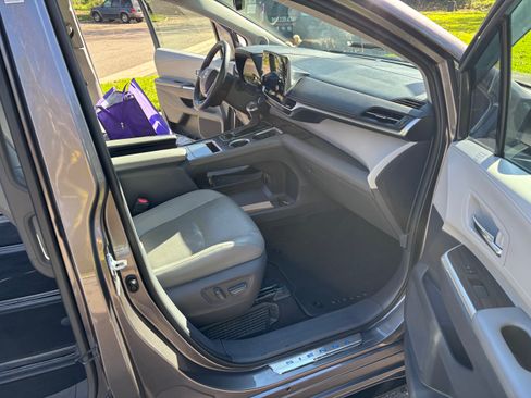 Used 2021 Toyota Sienna Limited image 12