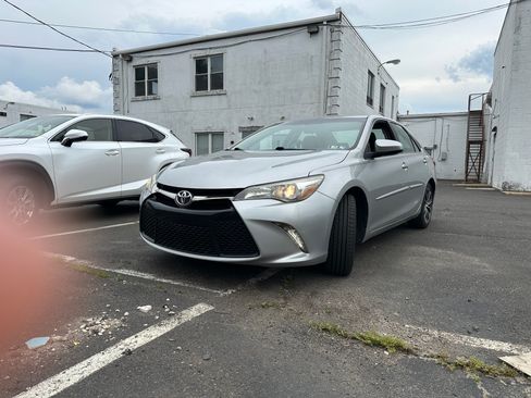 Used 2017 Toyota Camry XSE w/ Moonroof Package FWD image 6