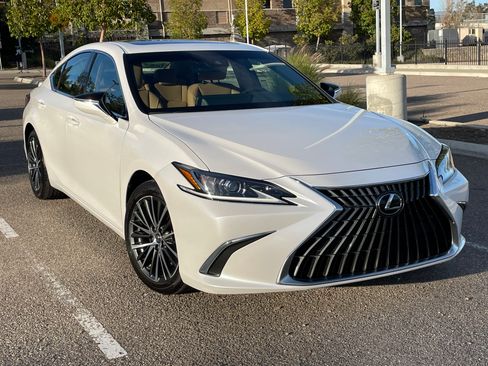 Used 2023 Lexus ES 300h w/ Premium Package image 8