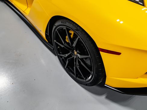Used 2018 Lamborghini Aventador S image 9