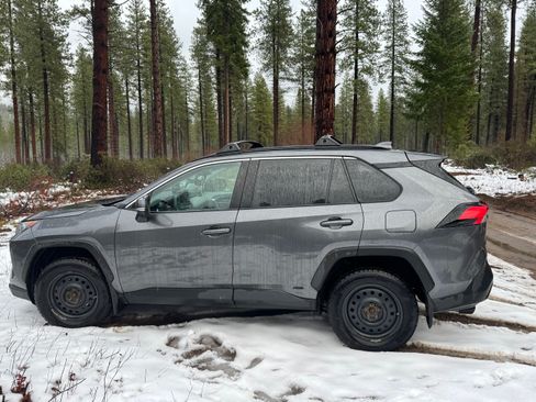 Used 2021 Toyota RAV4 XLE Premium image 9