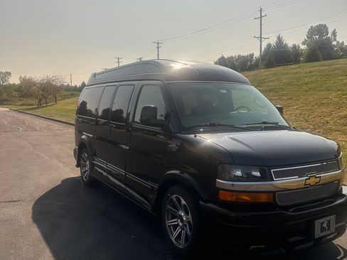 Used 2017 Chevrolet Express 2500 image 2