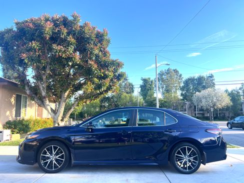 Used 2022 Toyota Camry SE image 1