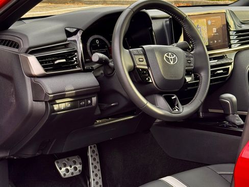Used 2025 Toyota Camry SE w/ Convenience Package FWD image 12