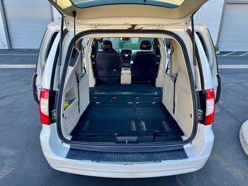 Used 2016 Chrysler Town & Country Touring image 16