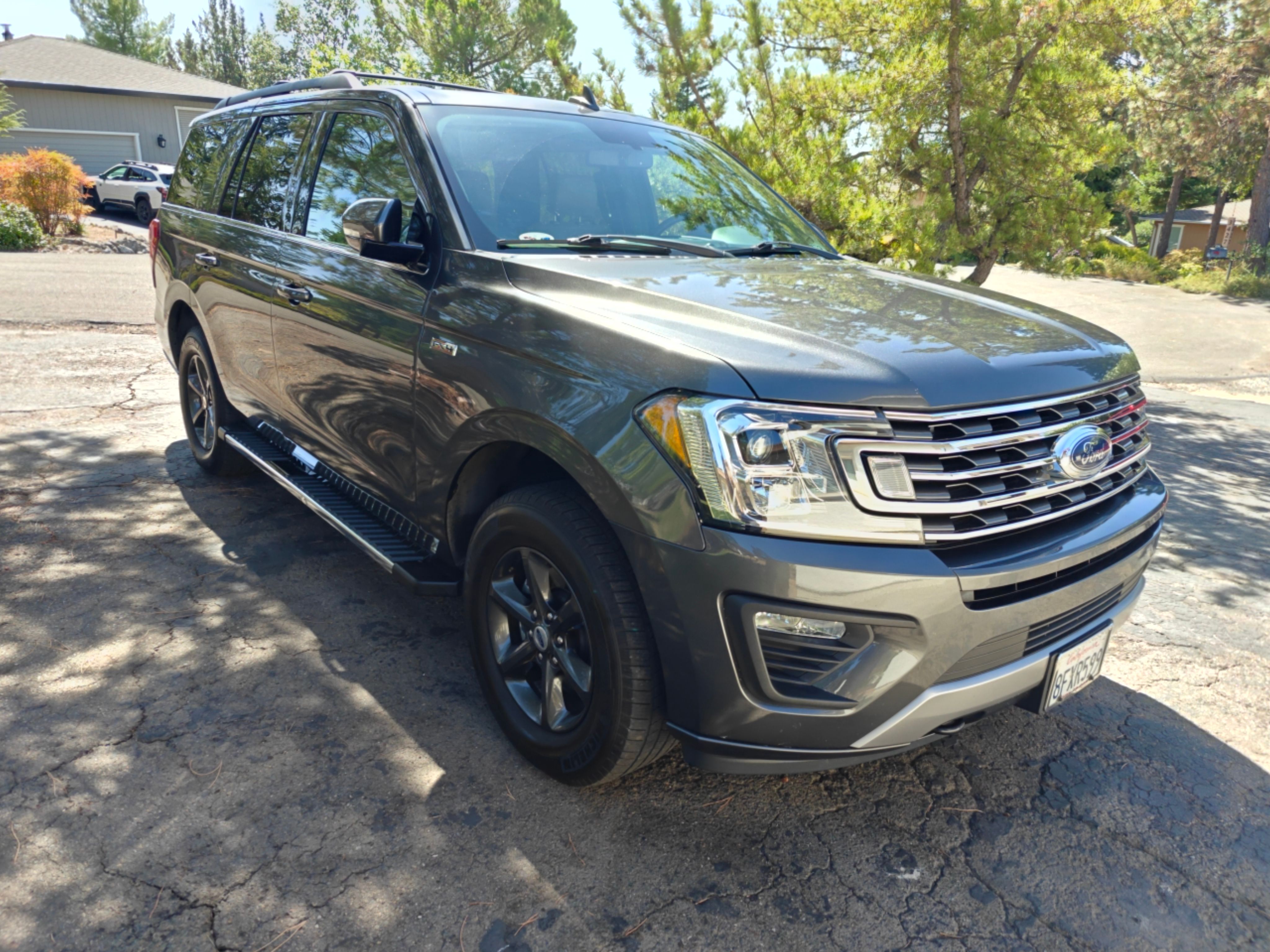 Used 2018 Ford Expedition XLT w/ Equipment Group 202A AWD/4WD image 8