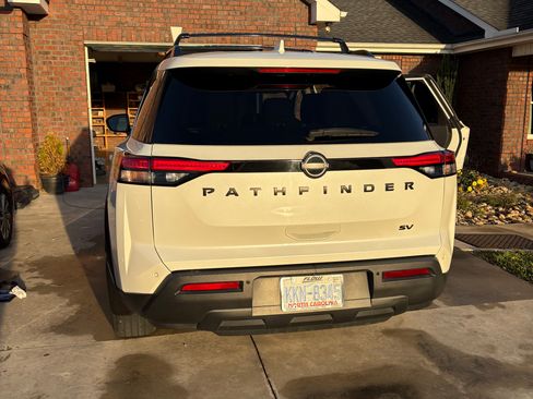 Used 2022 Nissan Pathfinder SV w/ SV Black Package image 4