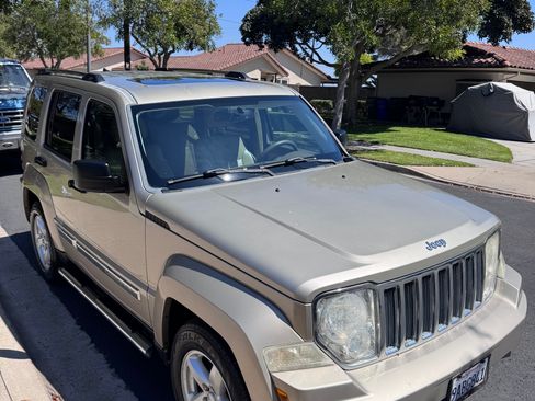 Used 2011 Jeep Liberty Limited w/ Comfort/Convenience Group image 2
