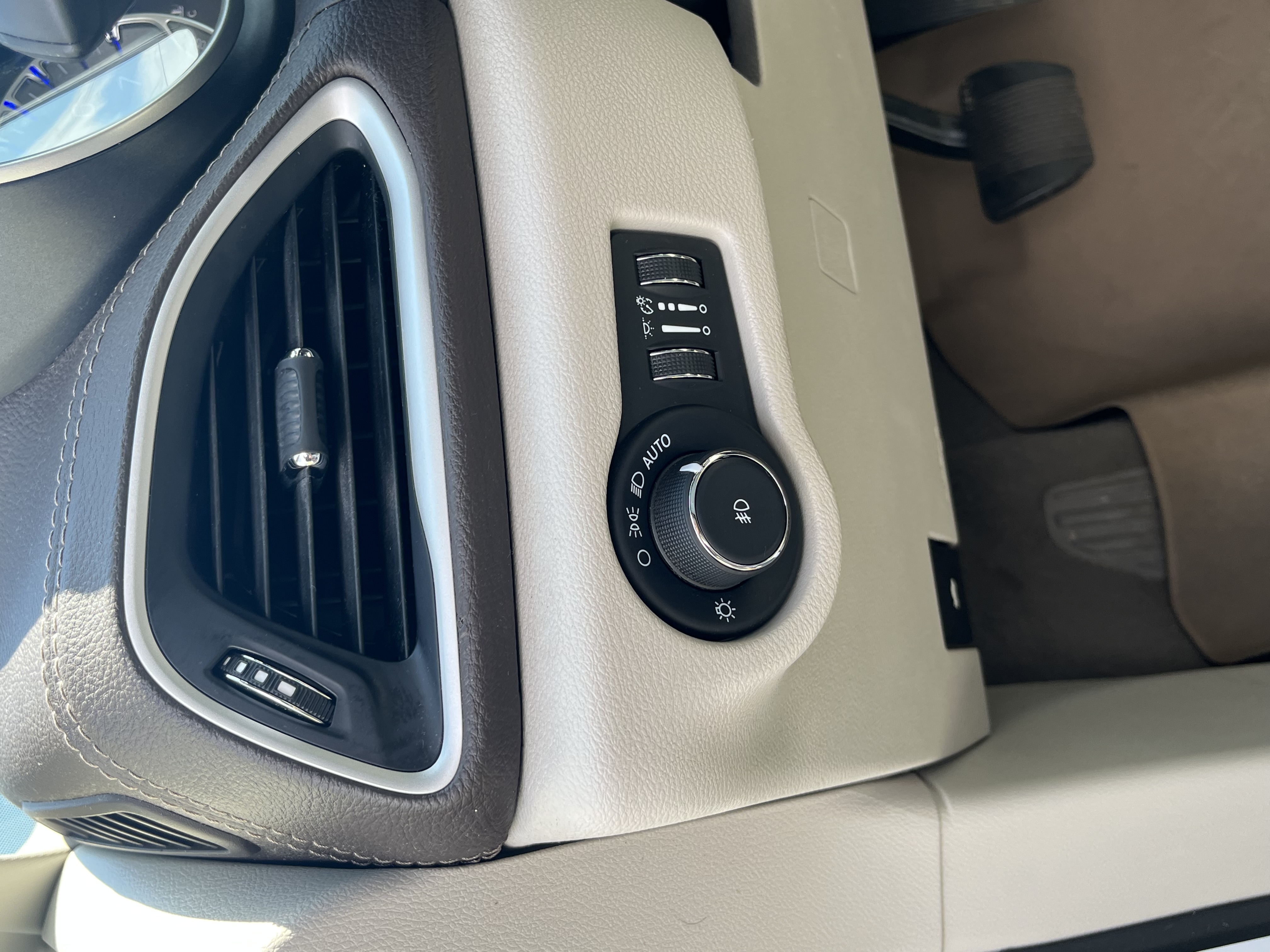Used 2021 Chrysler Pacifica Touring-L w/ Uconnect Theater Family Group AWD/4WD image 17