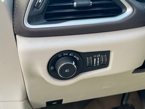 Used 2021 Chrysler Pacifica Touring-L w/ Uconnect Theater Family Group AWD/4WD image 17