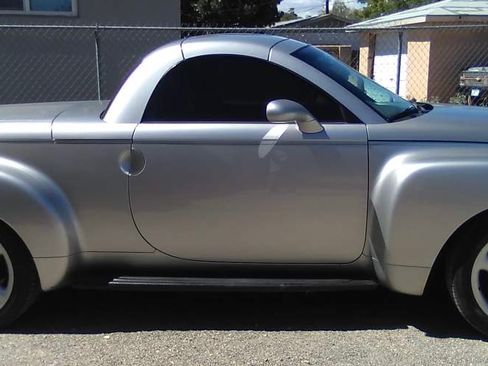 Used 2005 Chevrolet SSR w/ Preferred Equipment Group RWD image 10