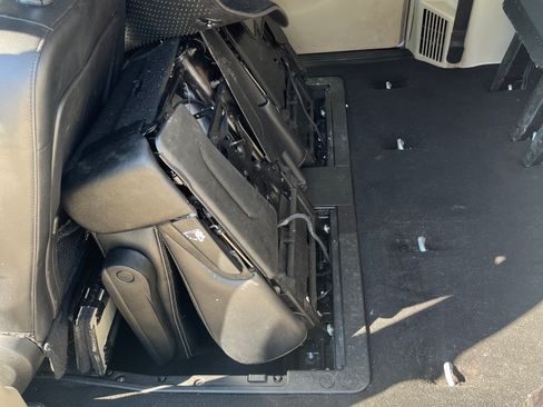 Used 2013 Chrysler Town & Country Touring-L w/ Driver Convenience Group image 14