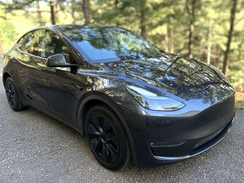 Used 2024 Tesla Model Y Long Range AWD/4WD image 1