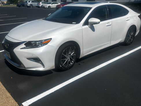 Used 2016 Lexus ES 350 w/ Luxury Package w/Wood Trim FWD image 2