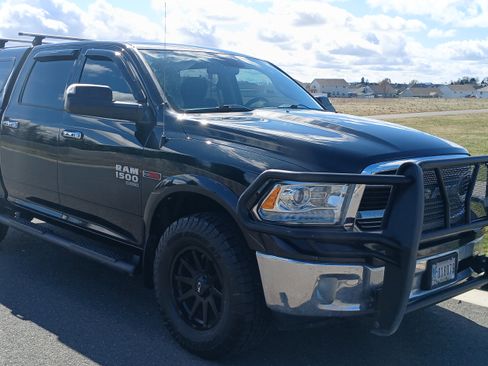 Used 2019 RAM 1500 Laramie w/ Cold Weather Group AWD/4WD image 4