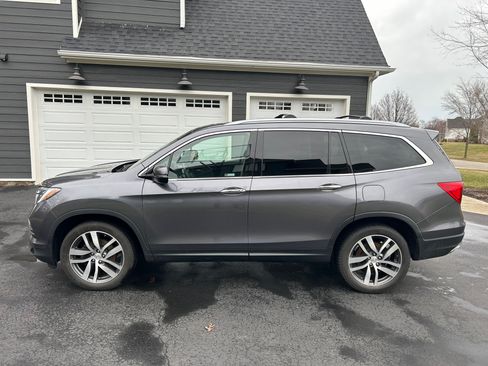 Used 2017 Honda Pilot Touring image 1