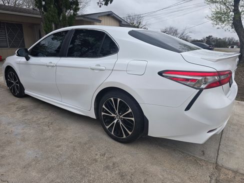 Used 2018 Toyota Camry SE image 4