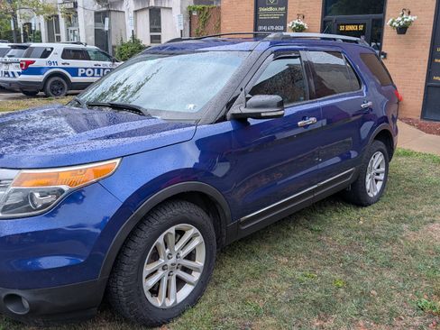 Used 2015 Ford Explorer XLT image 2