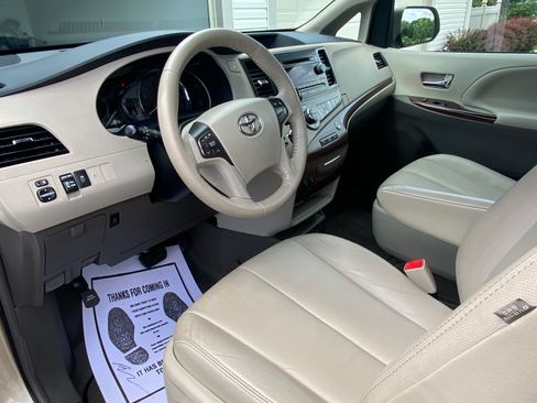 Used 2012 Toyota Sienna XLE FWD image 11