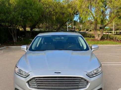 Used 2015 Ford Fusion SE FWD image 2