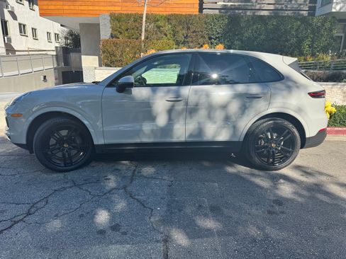 Used 2022 Porsche Cayenne Platinum Edition image 5