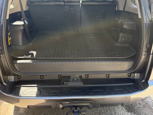 Used 2017 Toyota 4Runner SR5 AWD/4WD image 17
