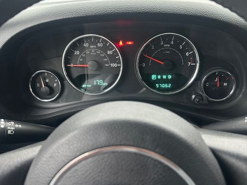 Used 2013 Jeep Wrangler Unlimited Sahara image 2