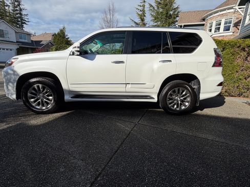Used 2017 Lexus GX 460 Luxury image 2