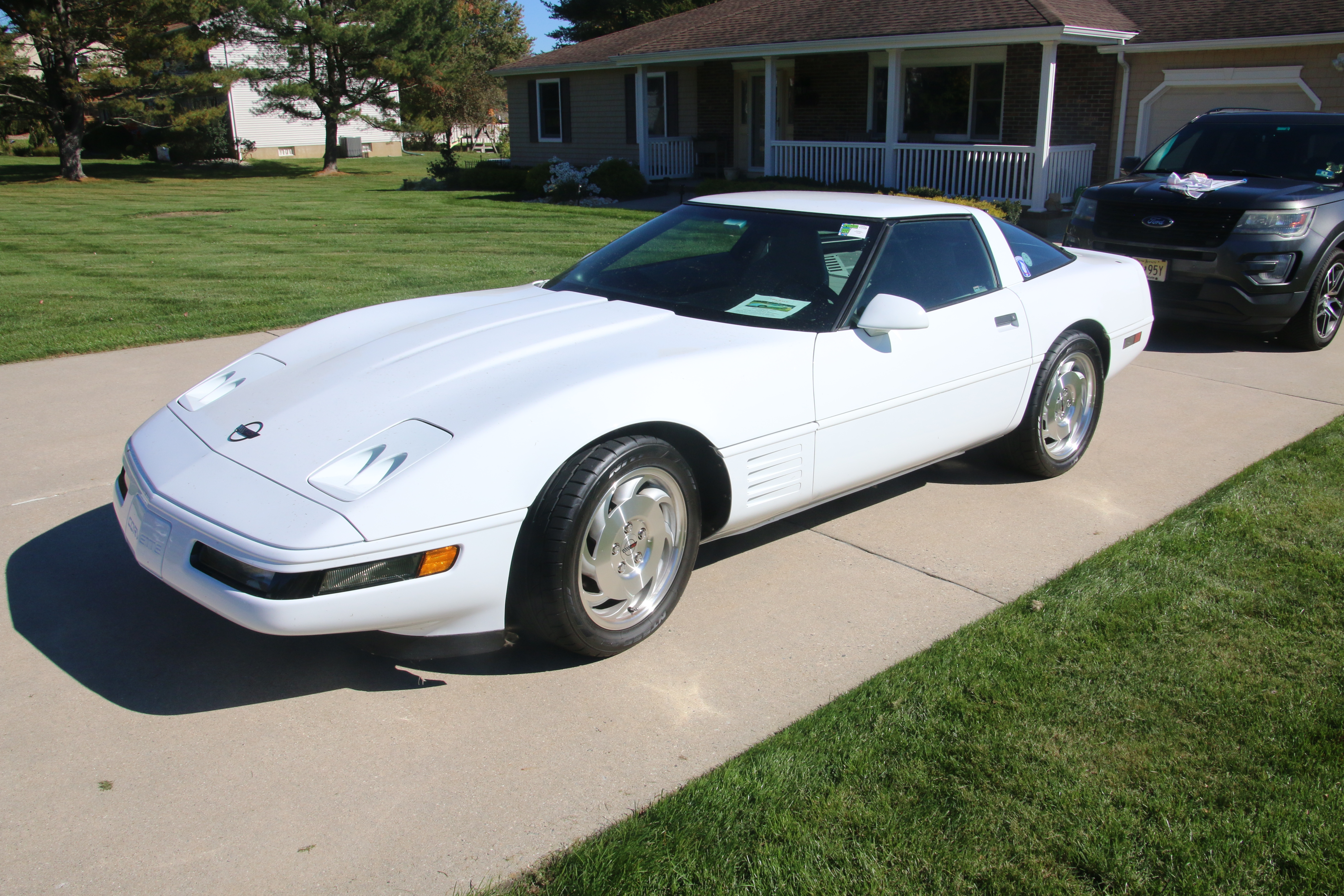 Used 1994 Chevrolet Corvette Coupe RWD image 2