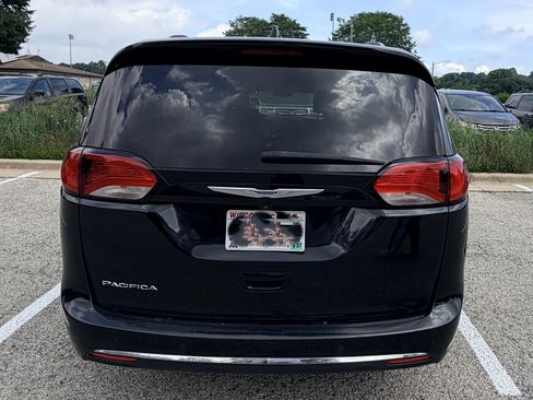 Used 2019 Chrysler Pacifica Touring-L FWD image 6
