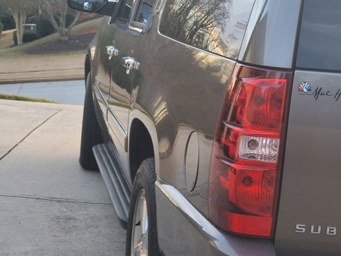 Used 2012 Chevrolet Suburban LTZ image 8