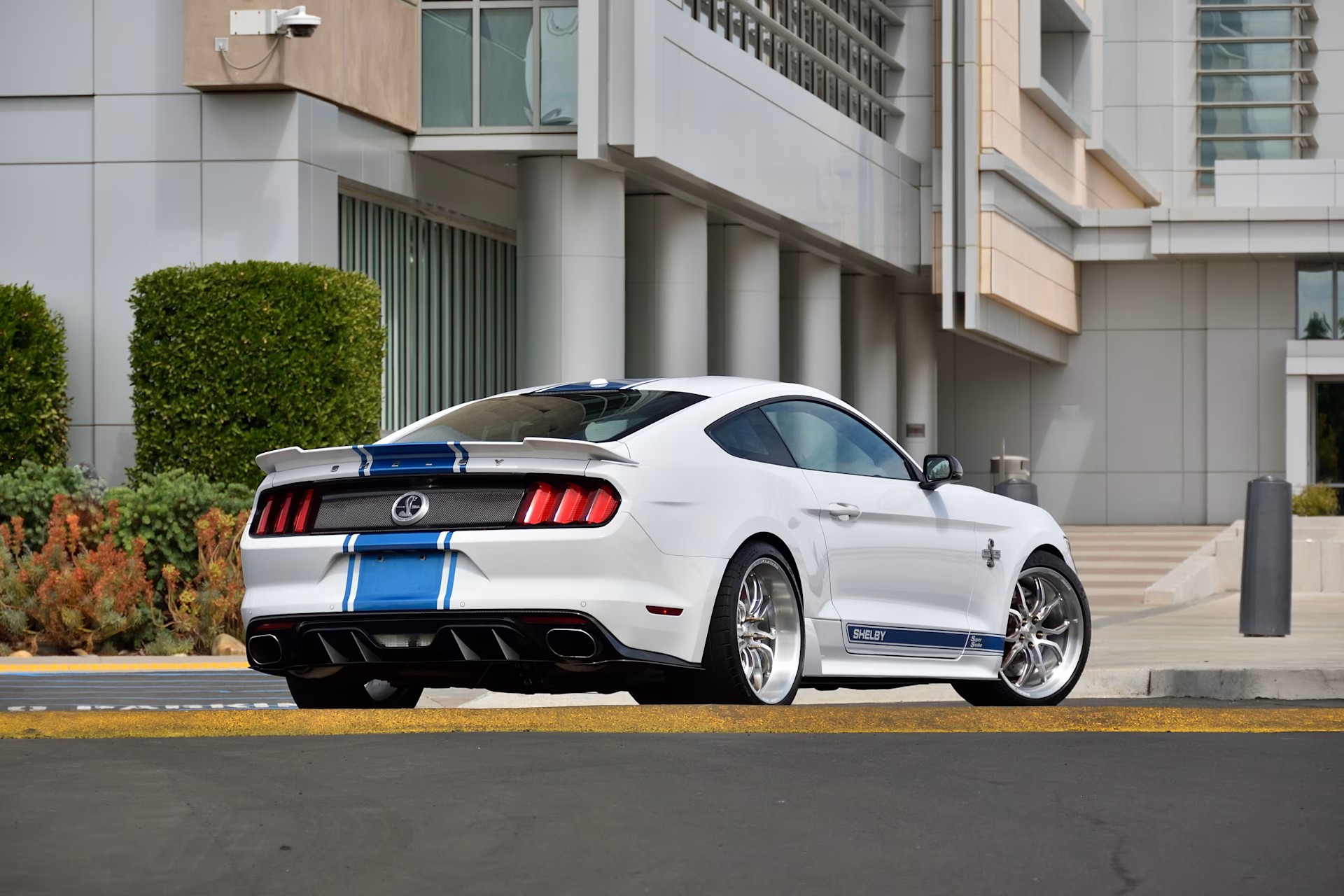 Used 2017 Ford Mustang GT Premium w/ Equipment Group 401A RWD image 2