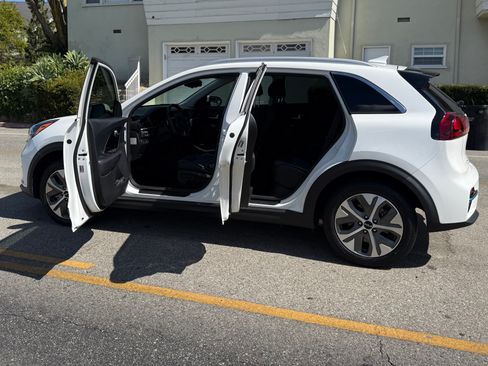 Used 2022 Kia Niro EX FWD image 2