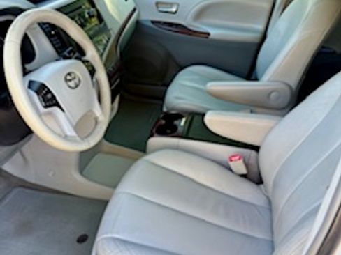 Used 2014 Toyota Sienna XLE image 10