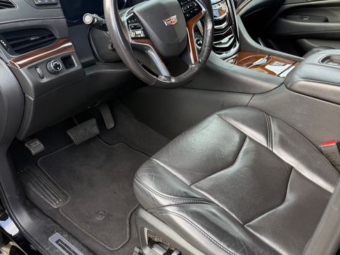 Used 2020 Cadillac Escalade Luxury w/ Escalade Sport Edition image 9