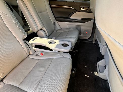 Used 2015 Toyota Highlander Limited image 8