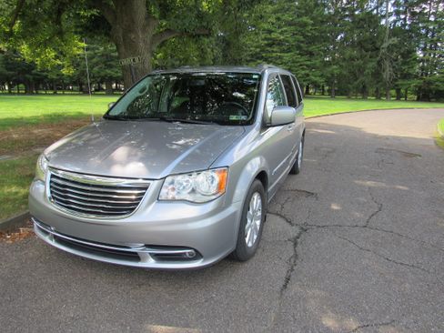 Used 2016 Chrysler Town & Country Touring FWD image 27