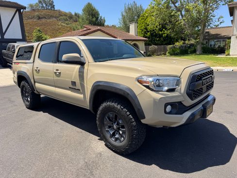 Used 2020 Toyota Tacoma TRD Off-Road w/ Technology Package AWD/4WD image 2