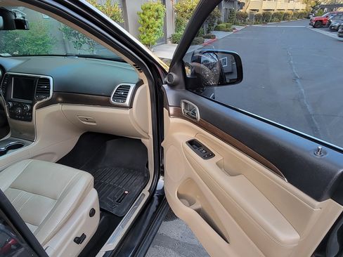 Used 2014 Jeep Grand Cherokee Limited w/ Trailer Tow Group IV image 19