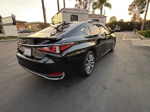 Used 2021 Lexus ES 300h w/ Premium Package image 9