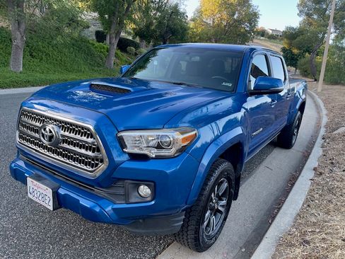 Used 2017 Toyota Tacoma TRD Sport RWD image 4