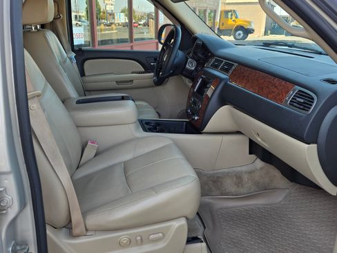 Used 2007 Chevrolet Suburban 2500 LT w/ LT Preferred Equipment Group image 8